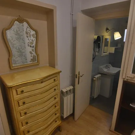 Pensio Bellmirall Guest house Girona